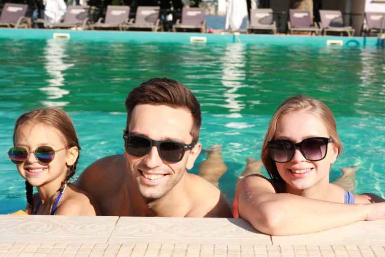 Familie hat Spaß im Hotelpool