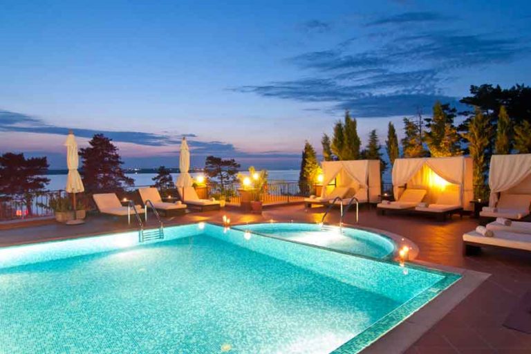 Hotelbereich am Abend mit beleuchtetem Pool