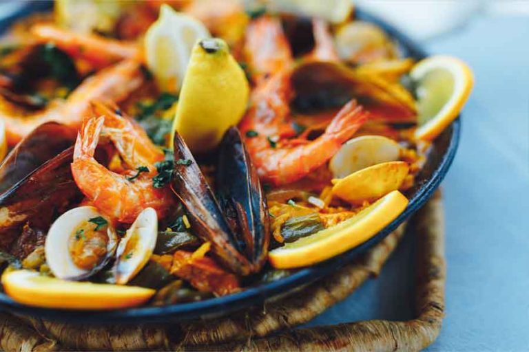 Paella am Strand essen