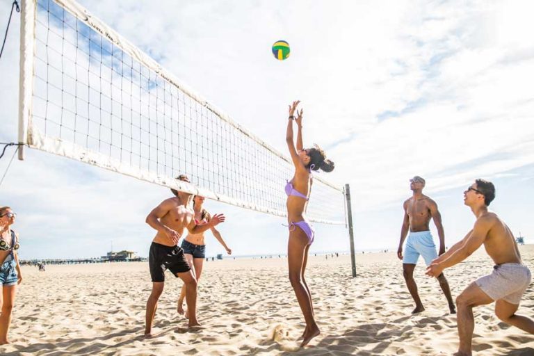 Gruppe spielt Volley Ball im Hotel